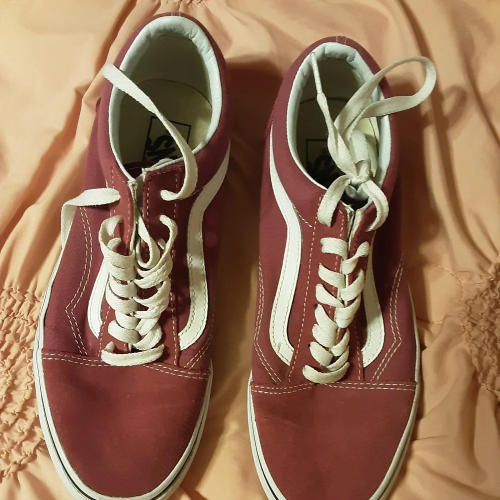 Maroon vans - Picture 1 of 2